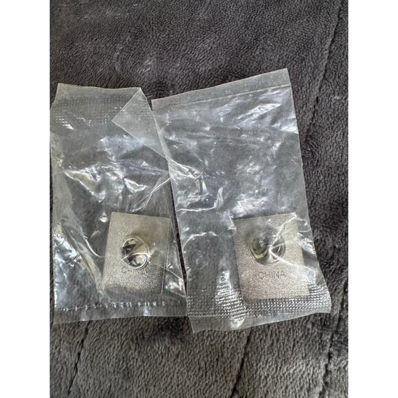 9/11 Twin Towers Flag Enamel Pins in Packaging - Picture 2 of 2